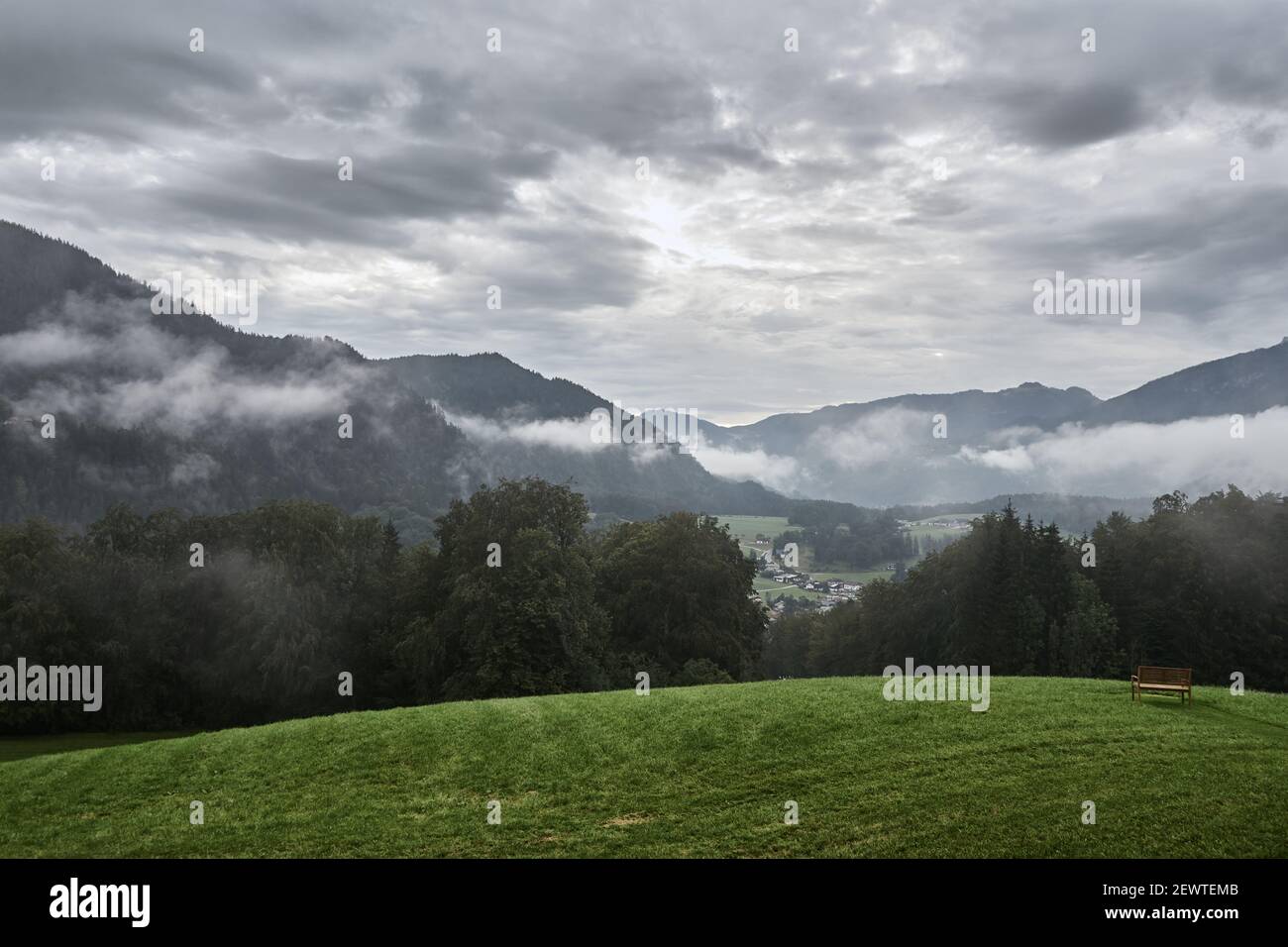 Verde pascolo e paesaggio montano nelle Alpi Berchtesgaden, Baviera, Germania. Foto Stock