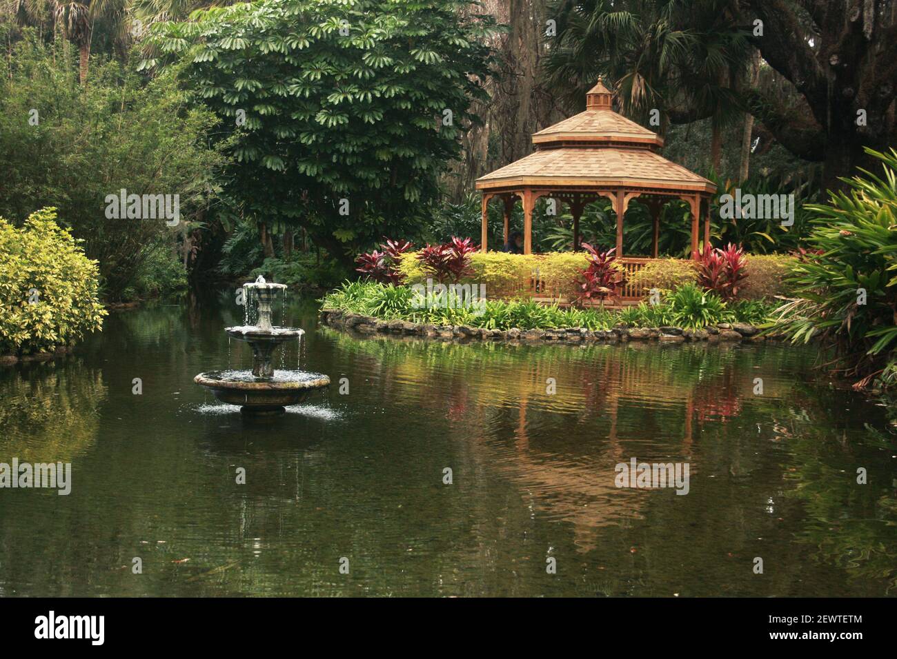 Washington Oaks Gardens state Park, Florida, Stati Uniti. Splendido scenario con gazebo circondato da vegetazione esotica e un laghetto rilassante. Foto Stock