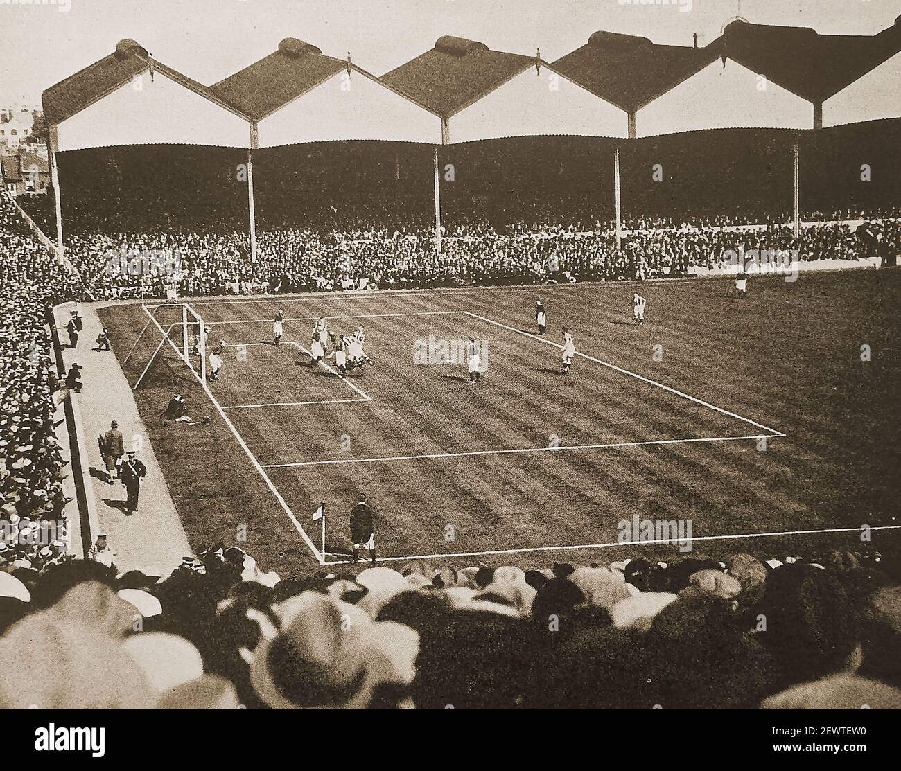 Una vecchia foto da stampa di una partita di calcio della lega inglese a Highbury nel 1931 tra Arsenal e West Bromwich. Foto Stock