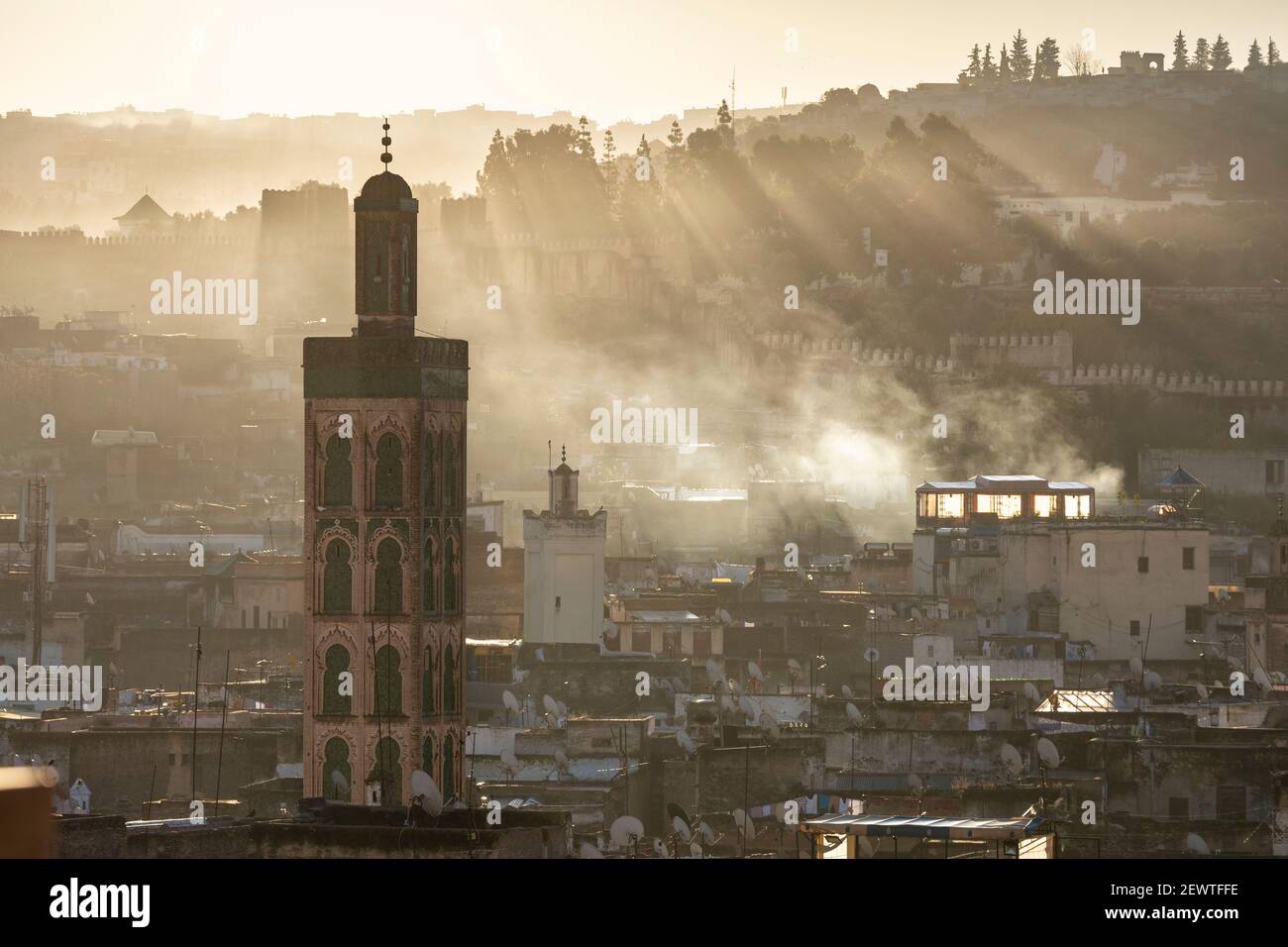 Vista della città della medina Fes con minareti durante un'alba foggy, come visto da Riad Laayou, Fes, Marocco Foto Stock