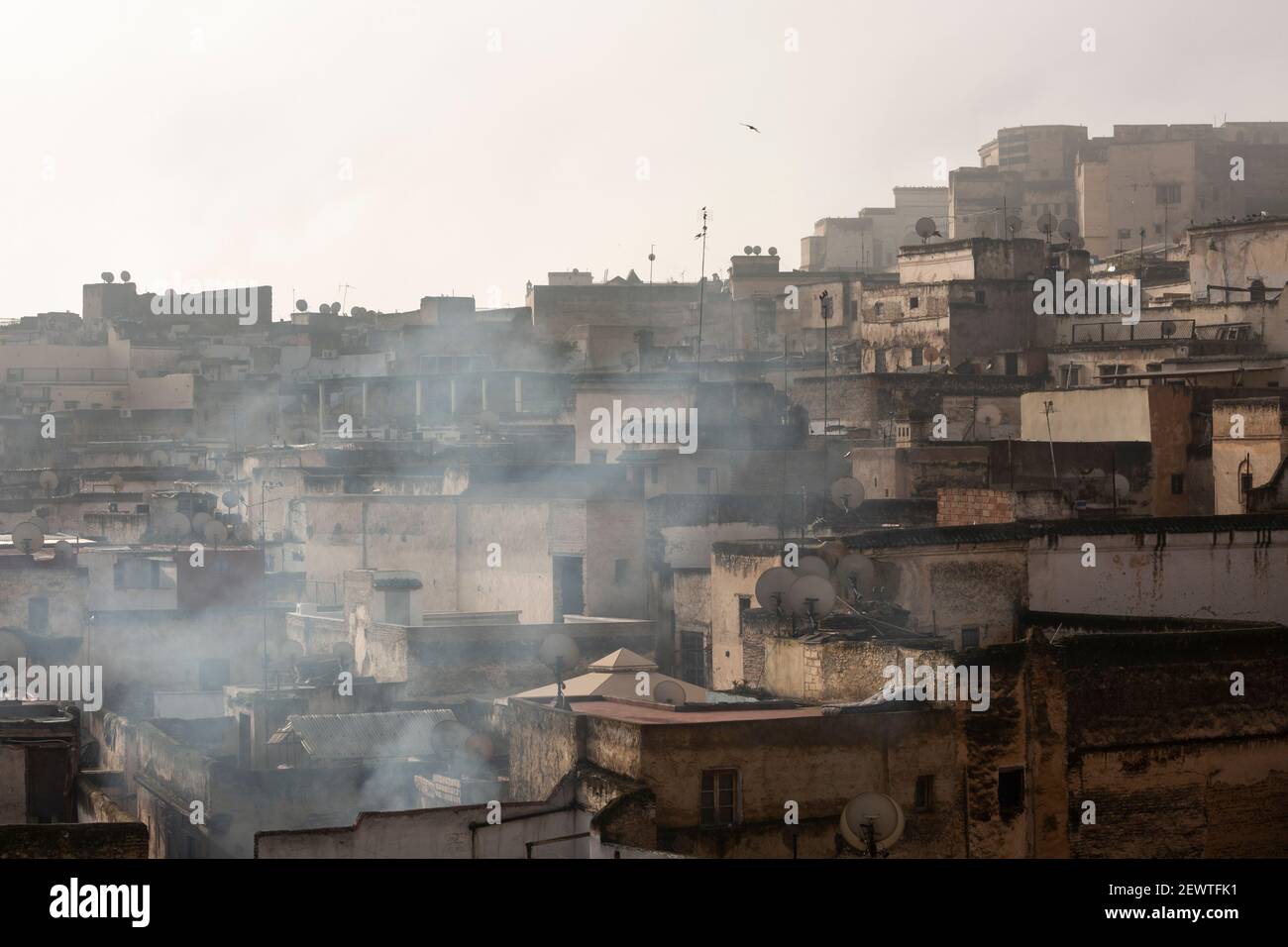 Fumo che sale sui tetti della medina Fes in prima mattina, Fes, Marocco Foto Stock