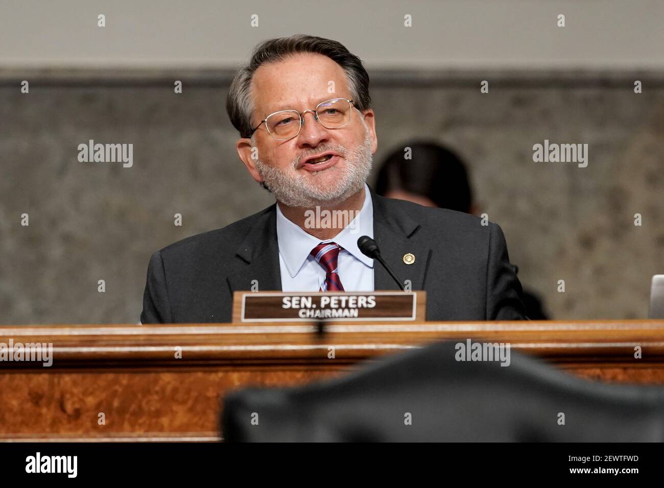 Il senatore degli Stati Uniti Gary Peters (democratico del Michigan), presidente della commissione del Senato degli Stati Uniti per la sicurezza interna e gli affari governativi, ha fatto una dichiarazione di apertura durante un'audizione congiunta del Senato per la sicurezza interna e gli affari governativi e le regole del Senato e l'amministrazione mercoledì 3 marzo, 2021 per discutere l'attacco del 6 gennaio al Campidoglio degli Stati Uniti.Credit: Greg Nash/Pool via CNP/MediaPunch Foto Stock