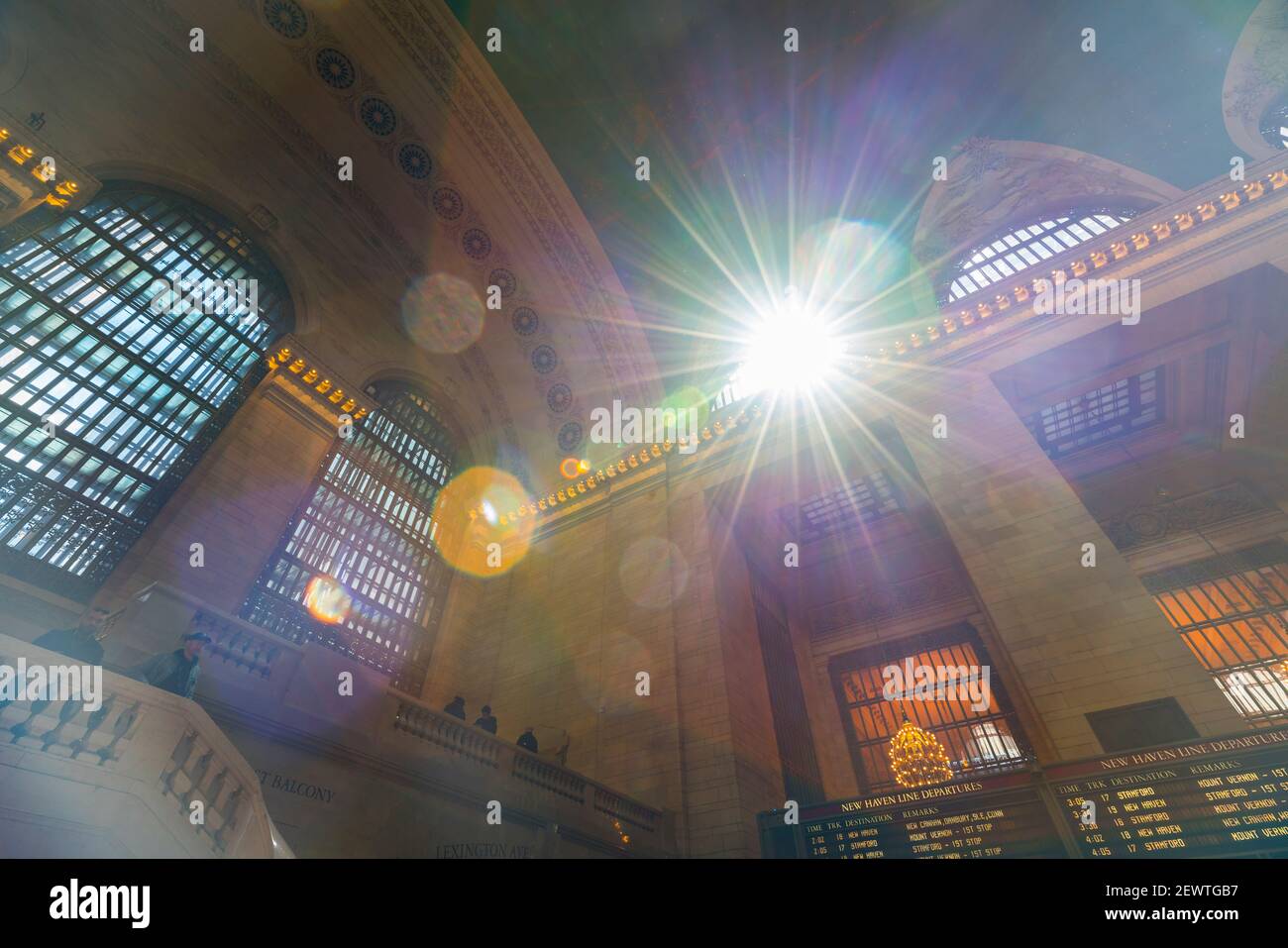 La luce del sole illumina il Grand Central Terminal dal lucernario del Midtown Manhattan New York City NY USA. Foto Stock