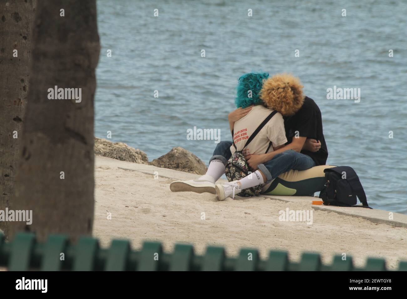 Adolescenti che baciano in un luogo pubblico negli Stati Uniti Foto Stock