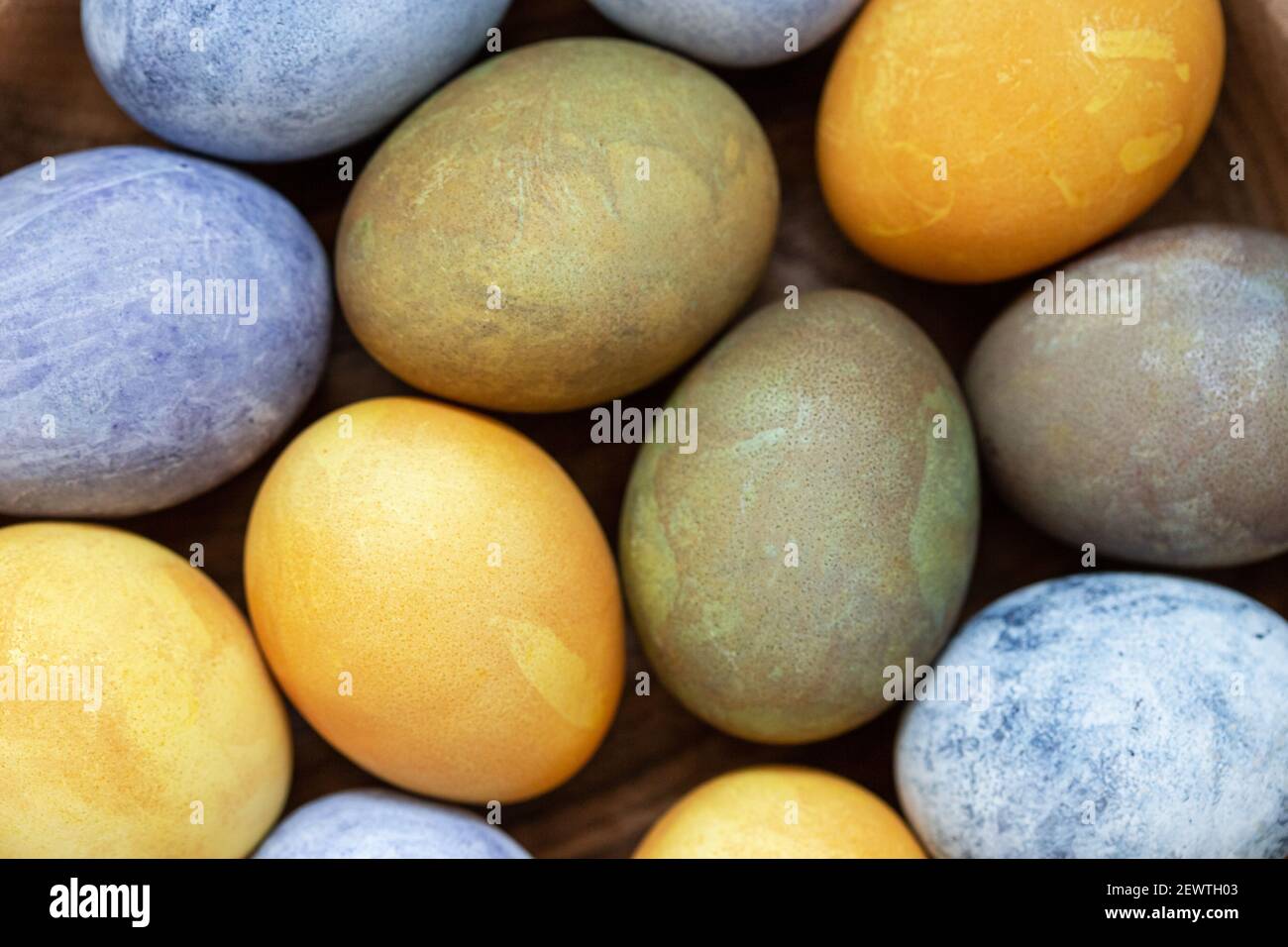 Uova di Pasqua dipinte con coloranti naturali. Vista dall'alto, primo piano. Foto Stock