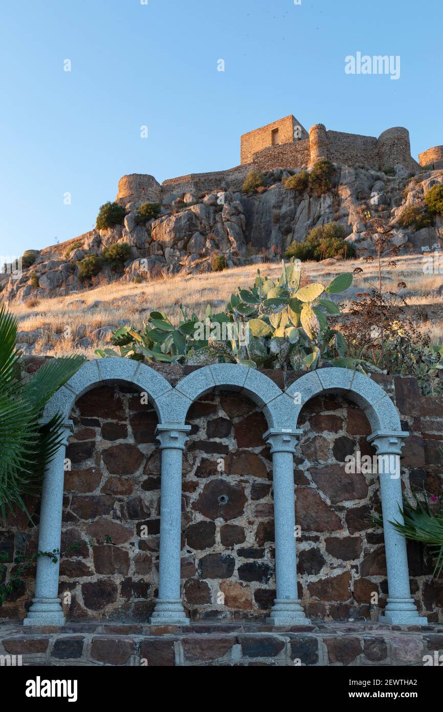antico castello su una montagna in una città nel sud Andalusia Spagna Foto Stock