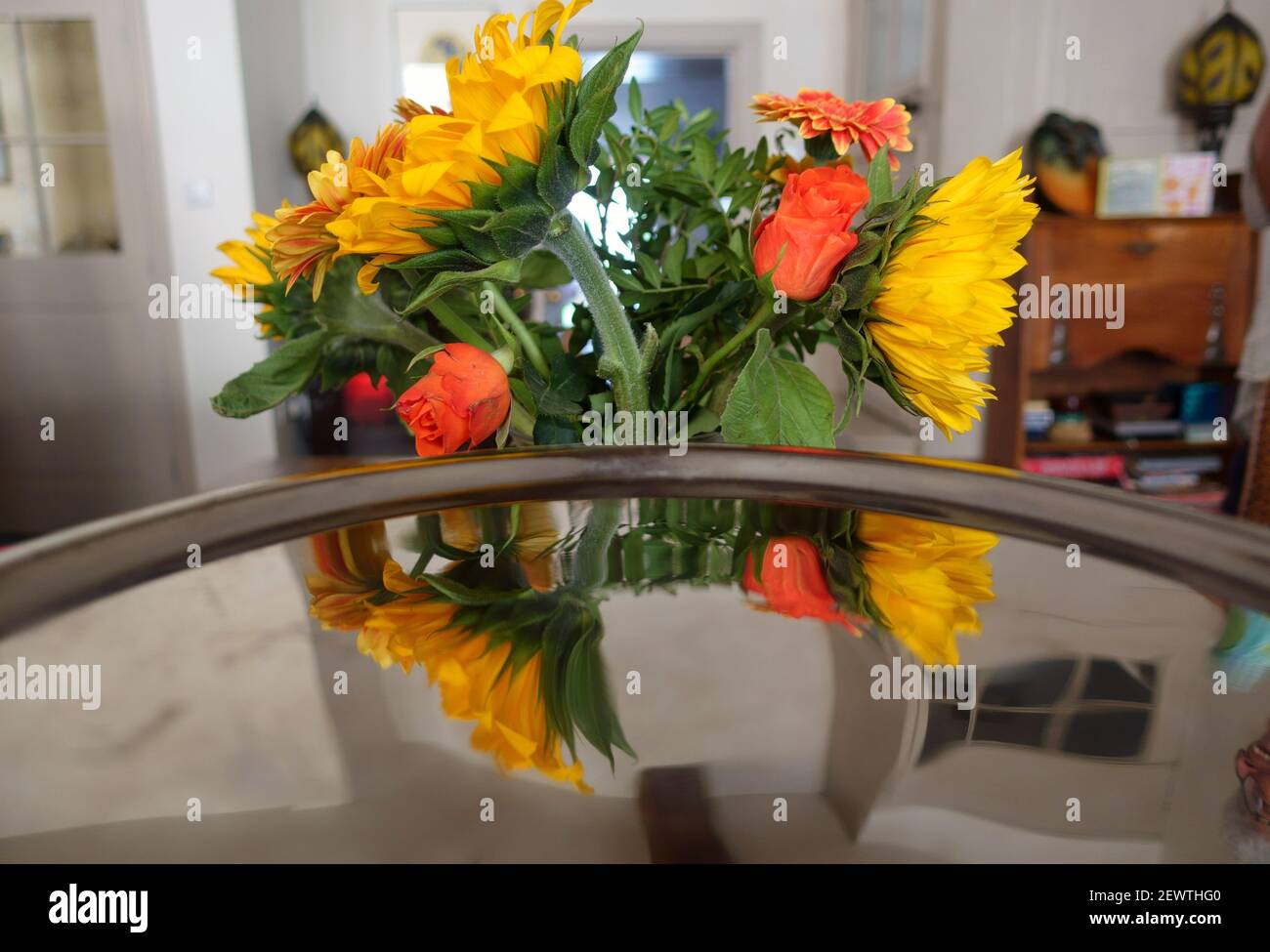 disposizione dei fiori su tavola specchiata ancora vita Foto Stock
