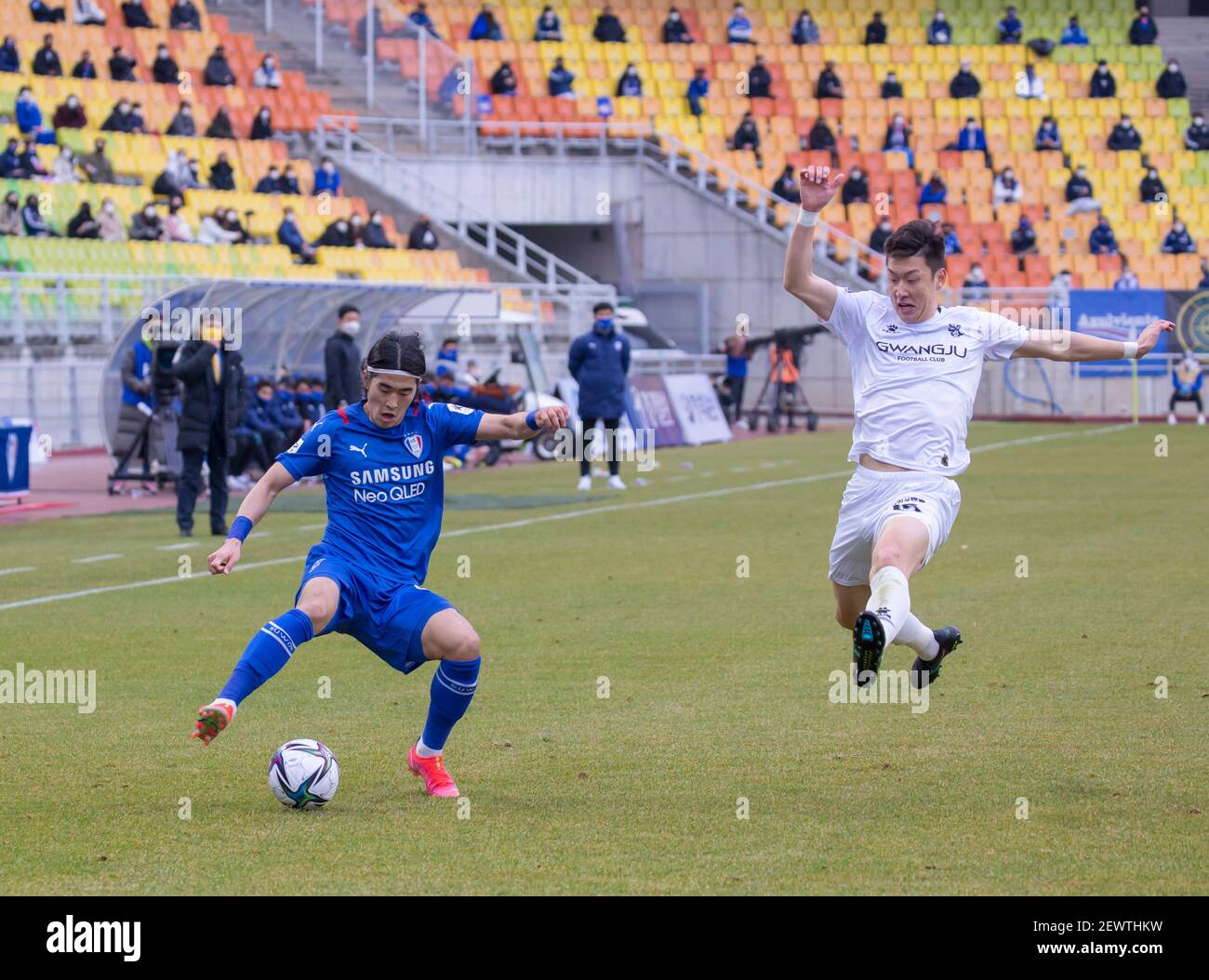 Suwon, Corea del Sud. 28 Feb 2021. Kim Tae-Hwan (L) del Suwon Samsung Bluewings FC e Song Seung-min del Gwangju FC sono visti in azione durante il 1° round della K League 2021 tra il Suwon Samsung Bluewings FC e il Gwangju FC al Suwon World Cup Stadium. (Punteggio finale; Suwon Samsung Bluewings FC 1:0 Gwangju FC) Credit: SOPA Images Limited/Alamy Live News Foto Stock