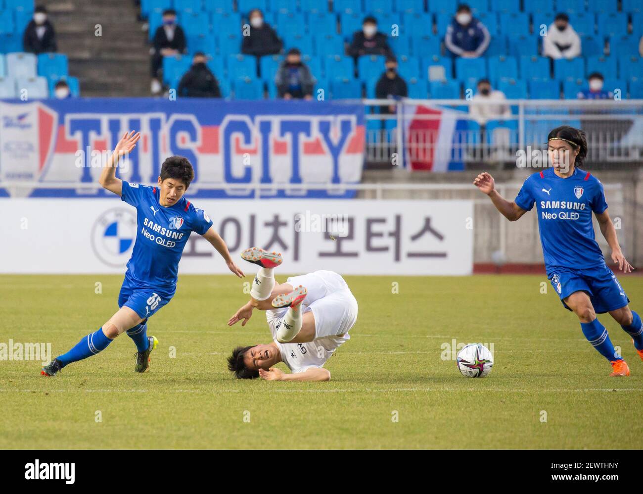 (L-R) Jang ho-Ik del Suwon Samsung Bluewings FC, Kim Ju-Kong del Gwangju FC e Ko Seung-Beom del Suwon Samsung Bluewings FC sono visti in azione durante il 1° round della K League 2021 tra il Suwon Samsung Bluewings FC e il Gwangju FC al Suwon World Cup Stadium. (Punteggio finale; Suwon Samsung Bluewings FC 1:0 Gwangju FC) Foto Stock