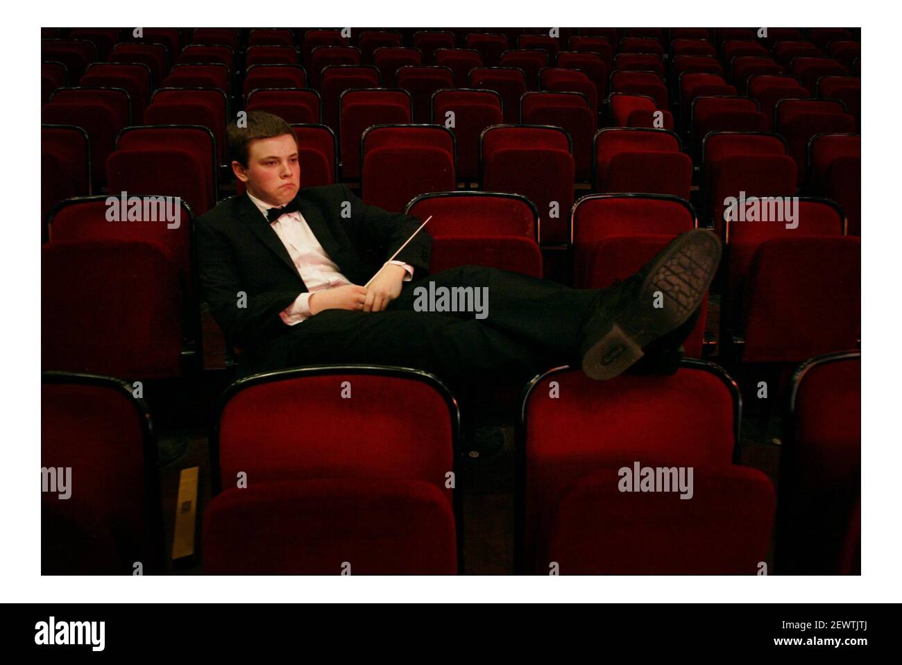 2004 ° anniversario Scuole Prom 30.... Mathew Ryan di 14 anni di Bolton prende il suo Baton come il più giovane direttore di Land of Hope e Glory.pic David Sandison 8/11/2004 Foto Stock