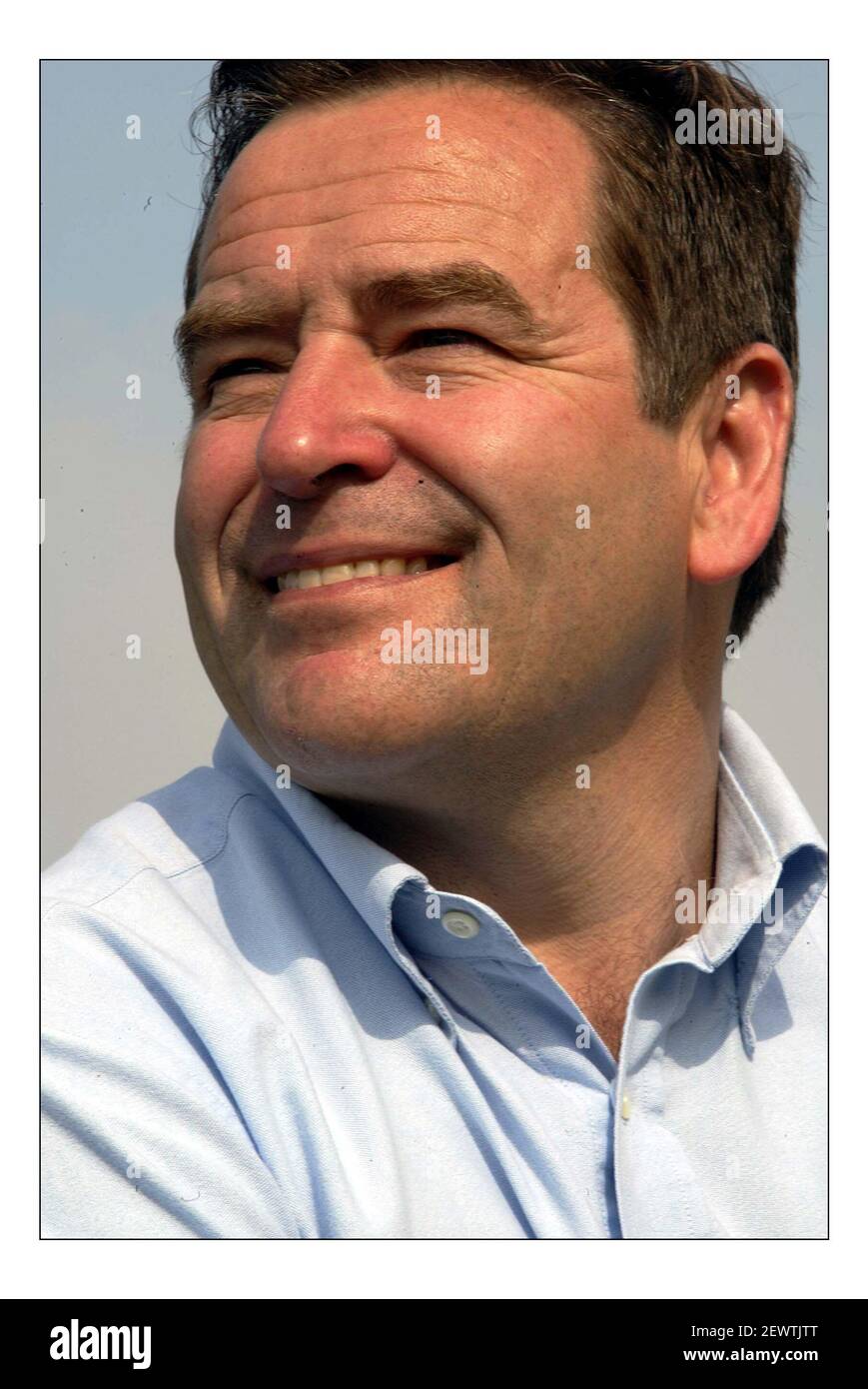 Jeff Stelling Sky TV presentatore sportivo, trascorre del tempo a prepararsi alla stazione di servizio di Winchester prima di entrare nello studio londonico di David Sandison 15/4/2005 Foto Stock