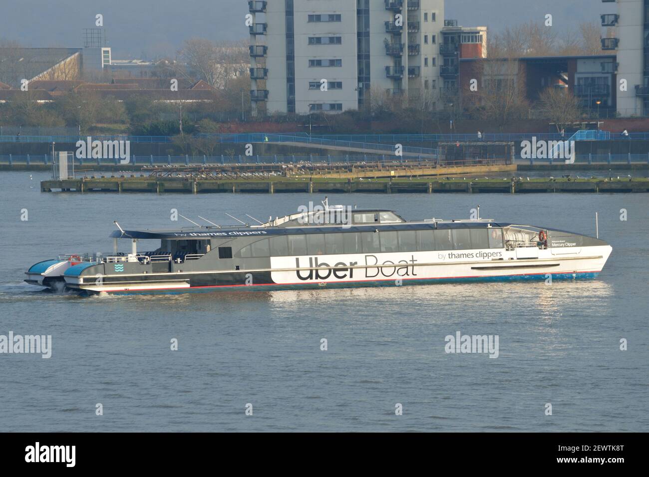 Uber Boat by Thames Clipper River bus service Vessel Mercury Clipper fuori sul Tamigi Foto Stock