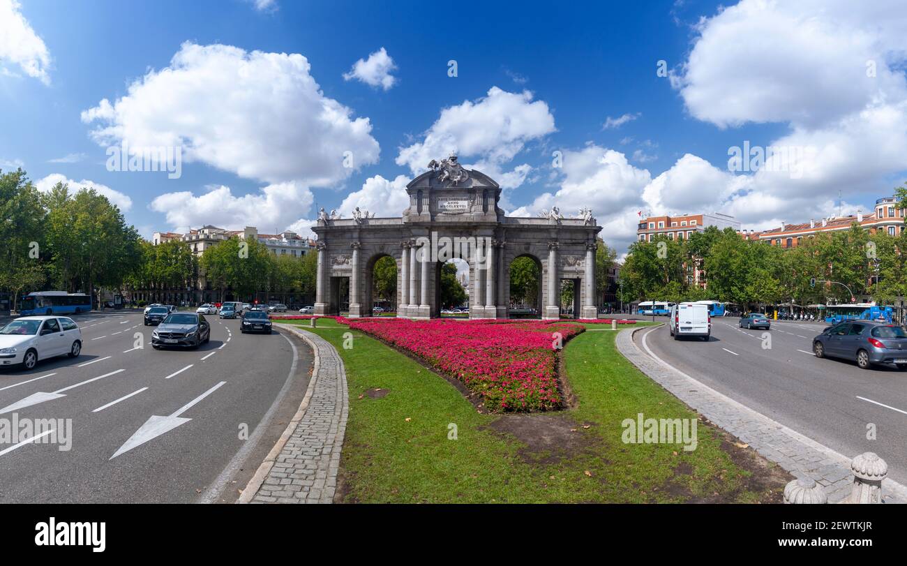 La Puerta de Alcalá è una porta neoclassica nella Plaza de la Independencia di Madrid, in Spagna. Era una porta delle mura di Filippo IV Foto Stock