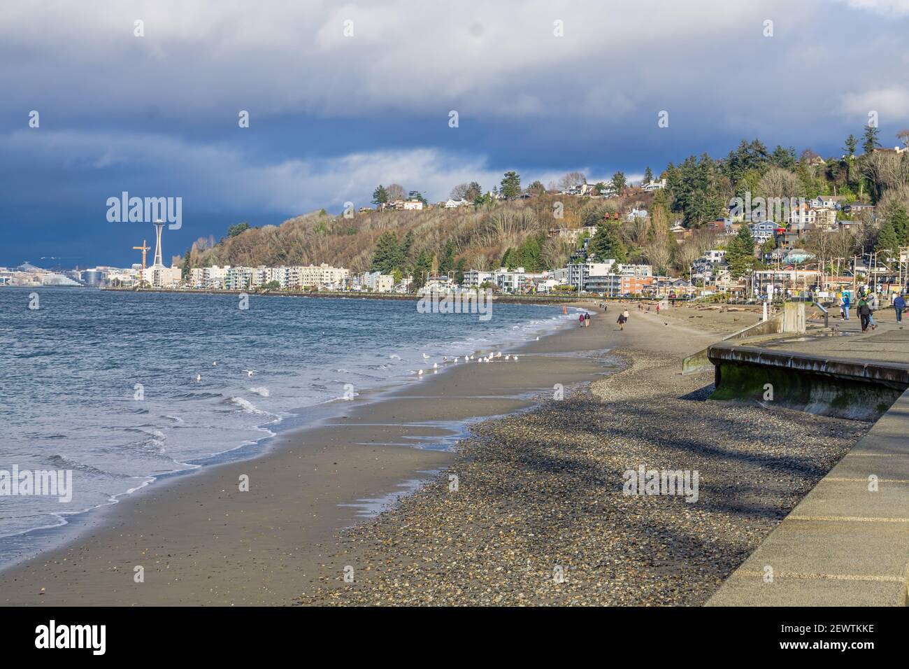 Una vista di Alki Beach a West Seattle, Washington. Il mese è febbraio. Foto Stock