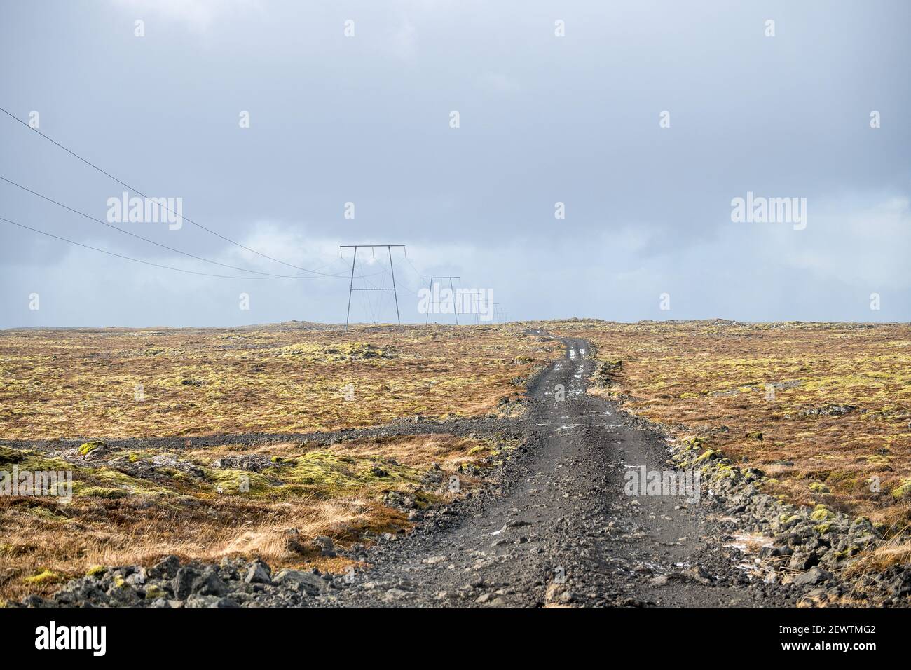 Una strada per una zona vulcanica in Islanda dove sta accadendo la radice del terremoto nel 2021. Foto Stock