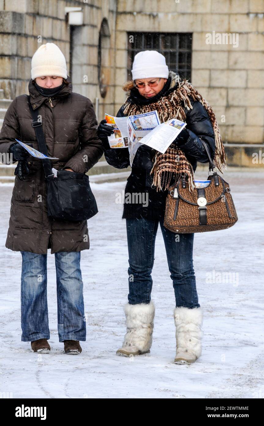 Un paio di turisti che guardano le loro mappe della città di Helsinki, Finlandia Foto Stock