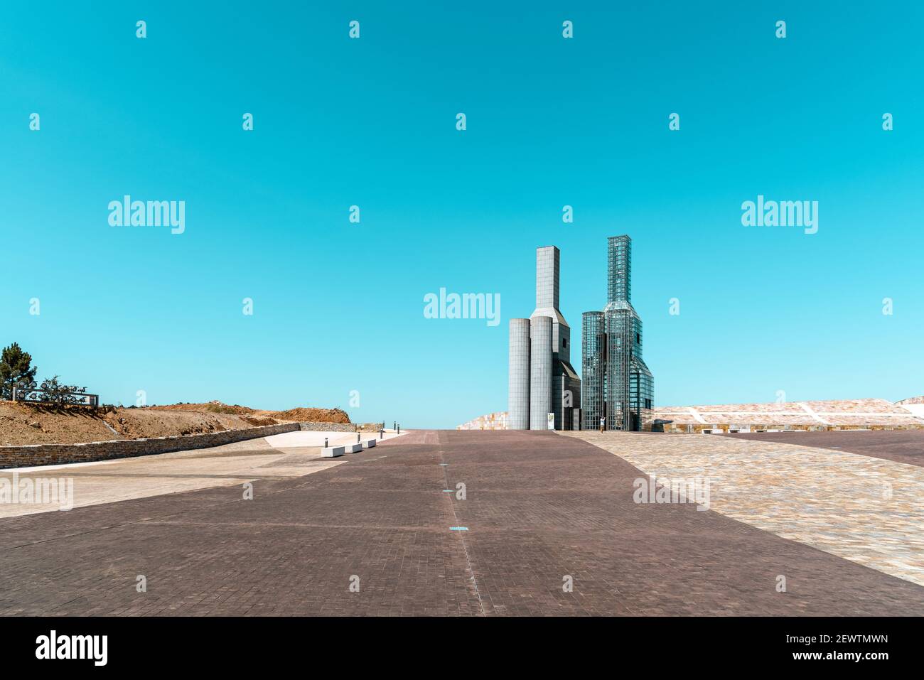 Santiago de Compostela, Spagna - 18 luglio 2020: Veduta della Città della Cultura della Galizia. Situato sulla cima del monte Gaias come pietra miliare architettonica. De Foto Stock