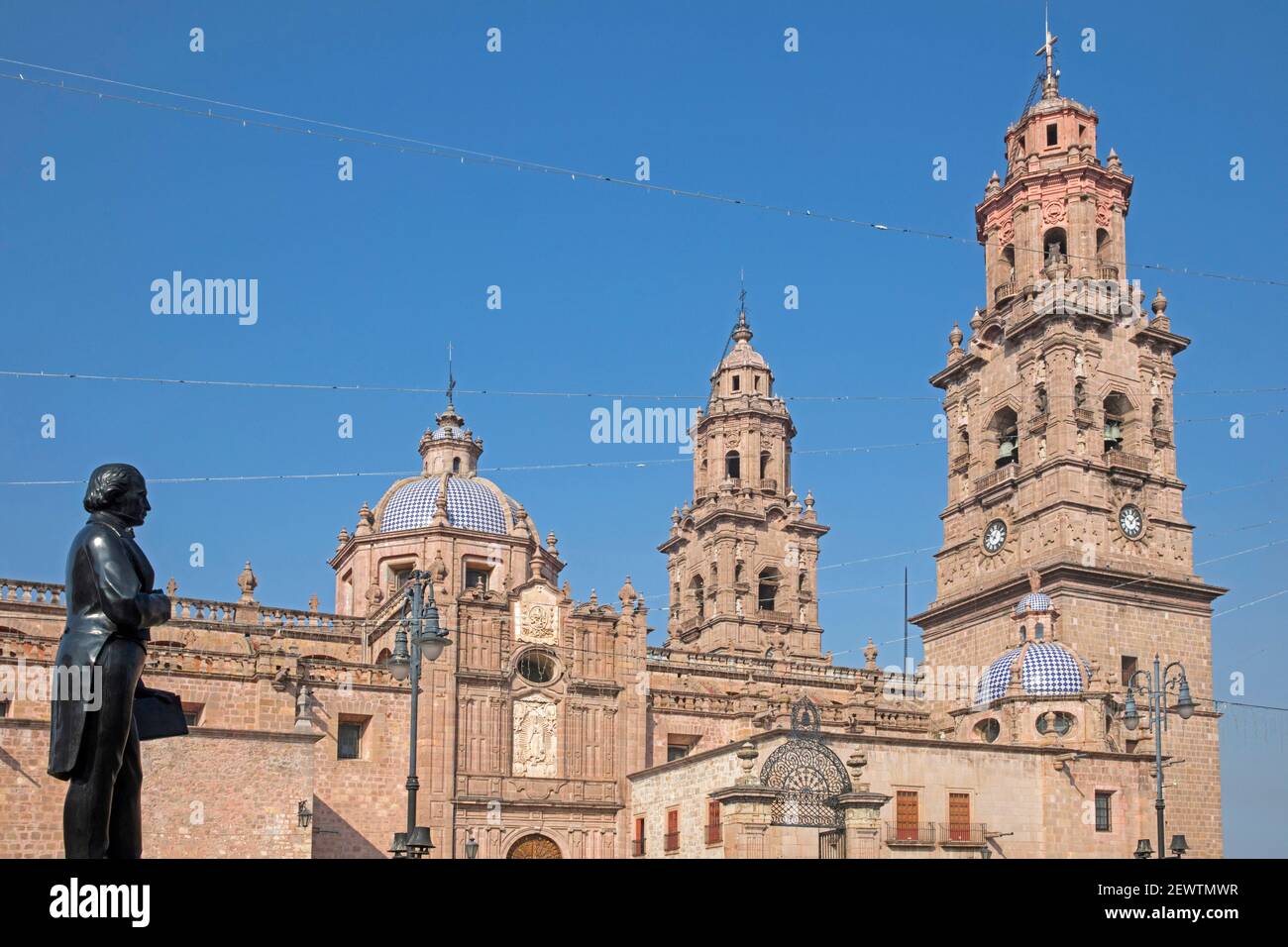 Cattedrale barocca del 18 ° secolo di Morelia / Catedral de Morelia e la statua di José Maria Morelos nella città Morelia, Michoacán, Messico Foto Stock