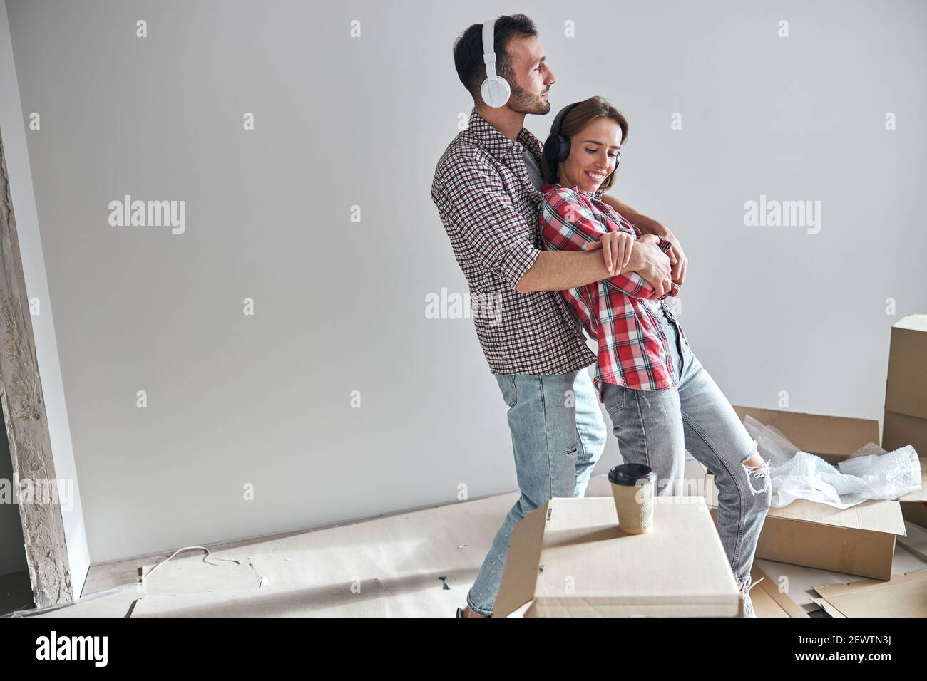 Accoppia le cuffie wireless tra scatole di cartone Foto Stock