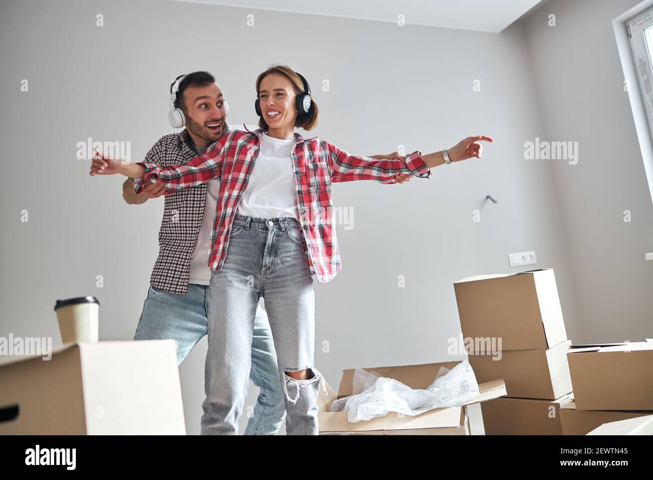 Giovane coppia che si diverte nel loro nuovo appartamento Foto Stock