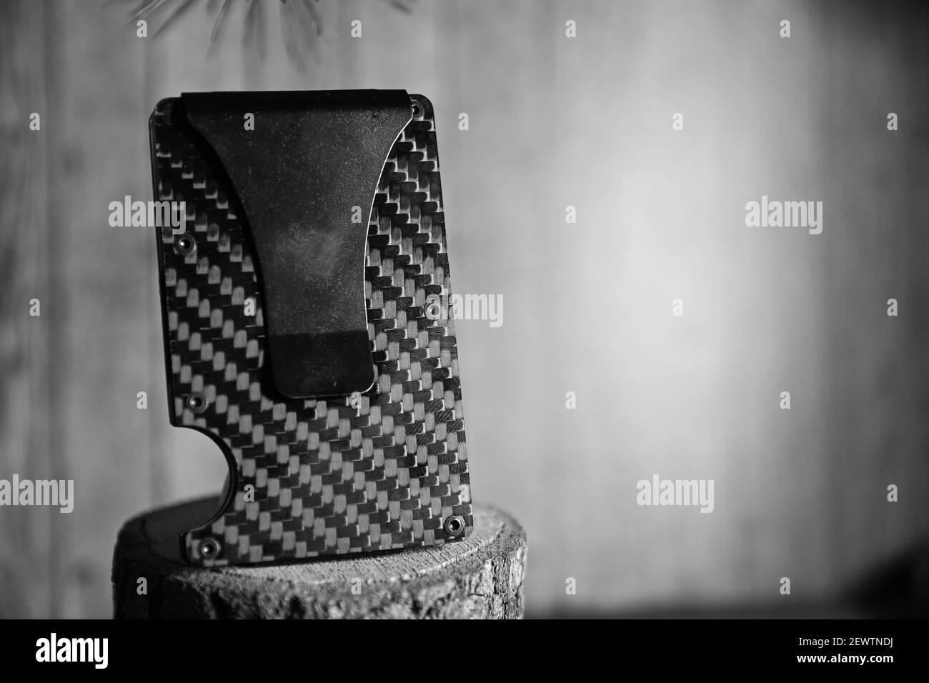 supporto per schede su un supporto in legno nero e versione bianca Foto Stock