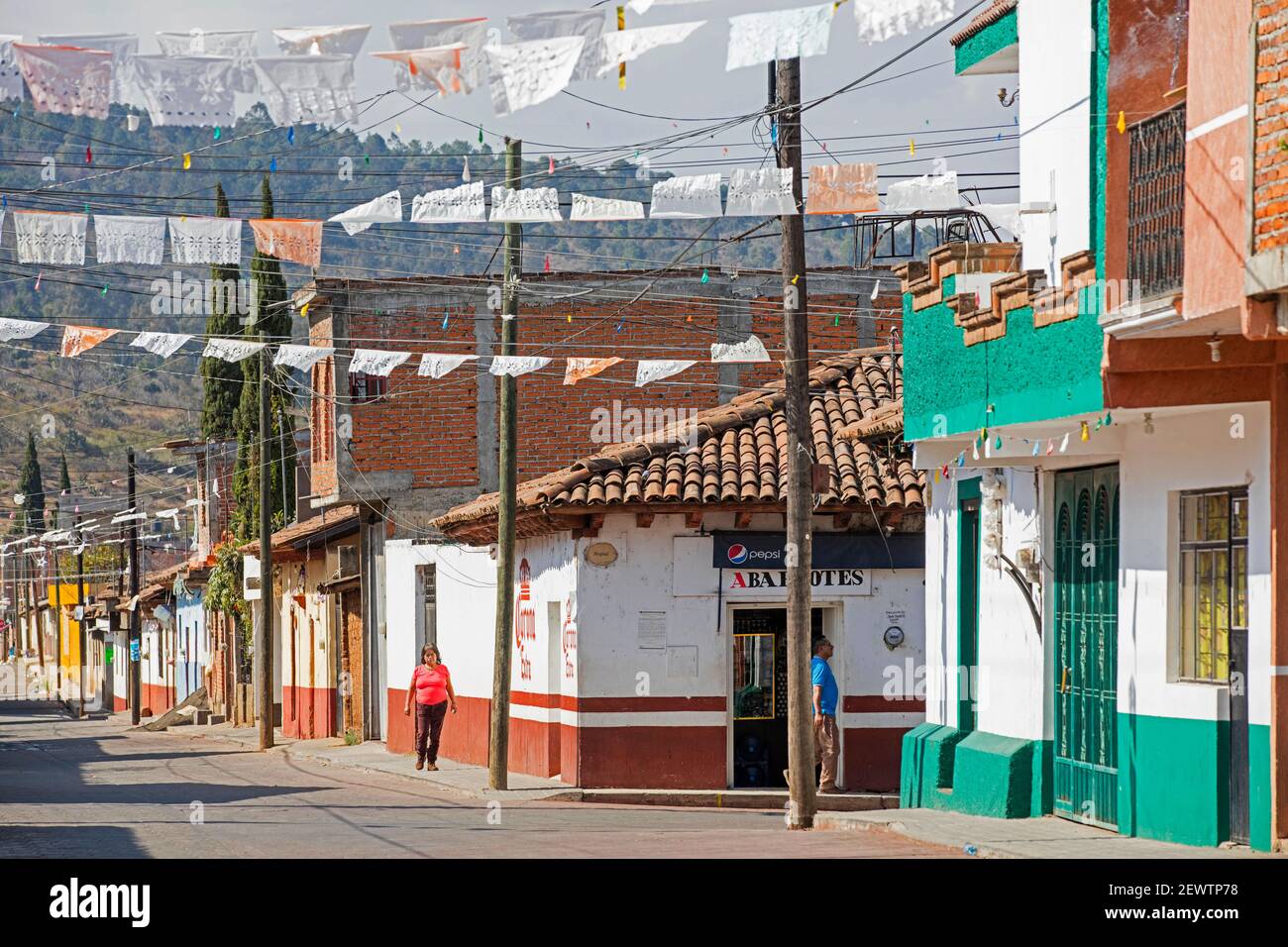 Via nel villaggio Tzintzuntzan sulla riva del lago Pátzcuaro, Michoacán, Messico Foto Stock