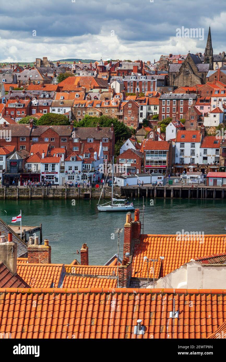 Whitby città e fiume Esk dalla cima dei 199 gradini, North Yorkshire, Inghilterra Foto Stock