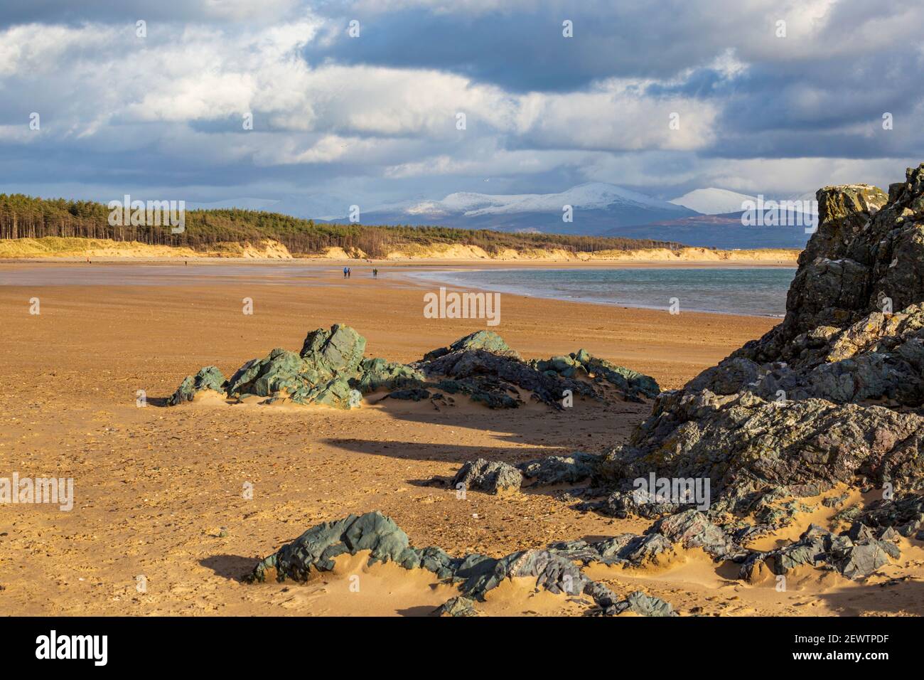 Lava a cuscino sulla riva settentrionale dell'isola di Llanddwyn e della spiaggia di Newborough, Isola di Anglesey, Galles Foto Stock