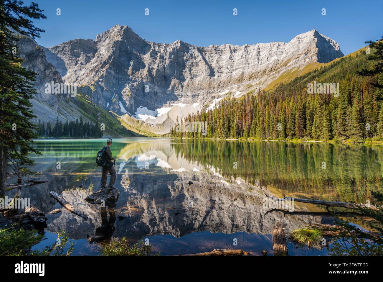 Escursionista che guarda la vista sul lago Rawson nella regione di Kananaskis, Alberta, Canada. Foto Stock