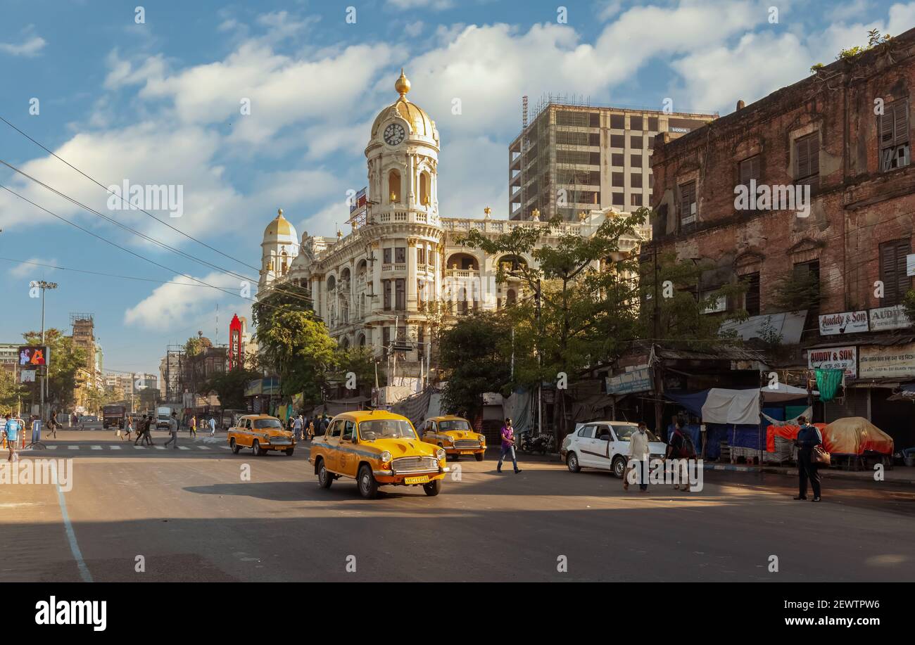 Taxi sulla strada cittadina con Metropolitan Heritage Building nella zona Esplanade Kolkata, India Foto Stock