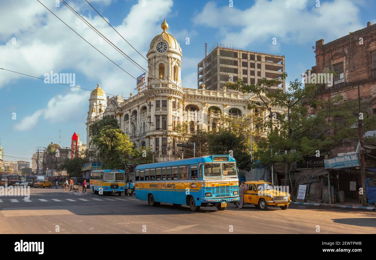 Strada cittadina con autobus di trasporto pubblico e vista di famoso Edificio del patrimonio metropolitano presso l'Esplanade Kolkata Foto Stock