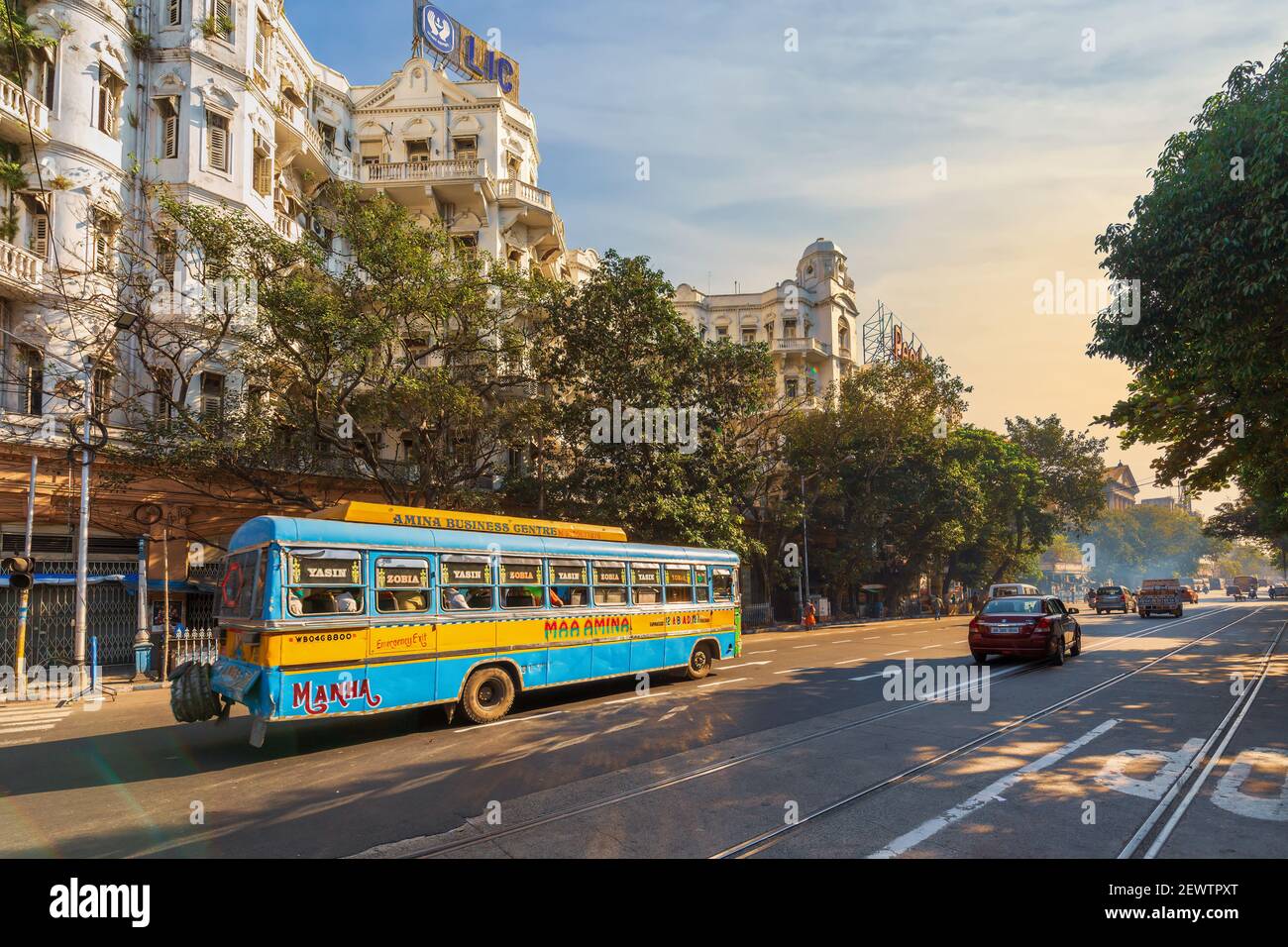 Autobus di trasporto pubblico sulla strada della città di fronte all'antica Edificio del Governo del Patrimonio nella zona di Dalhousie di Kolkata Foto Stock
