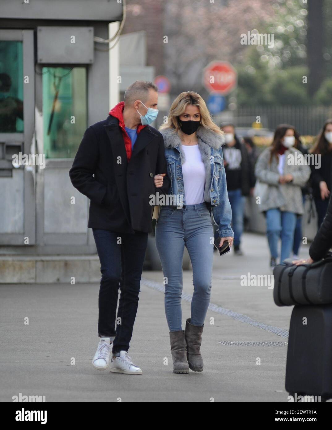 Milano, Diletta Leotta va a lavorare con Daniele Battaglia Diletta Leotta arriva accompagnato da Daniele Battaglia va a lavorare su Radio105- dopo un'ora i due escono e vanno sempre a casa insieme. Foto Stock