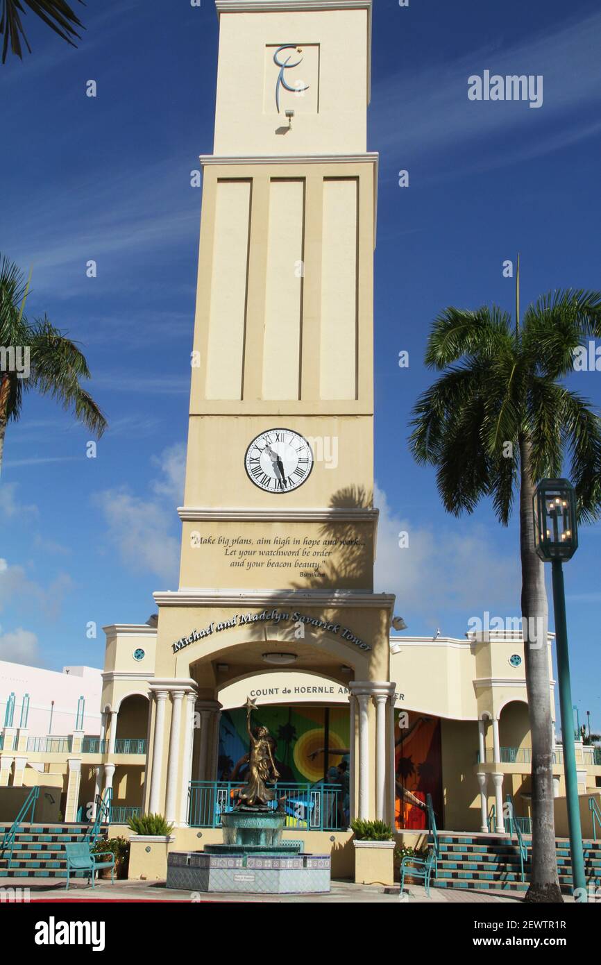 Boca Raton, FL, Stati Uniti. La torre dell'orologio (Michael e Madelyn Savarick Tower) nel Mizner Park. Foto Stock