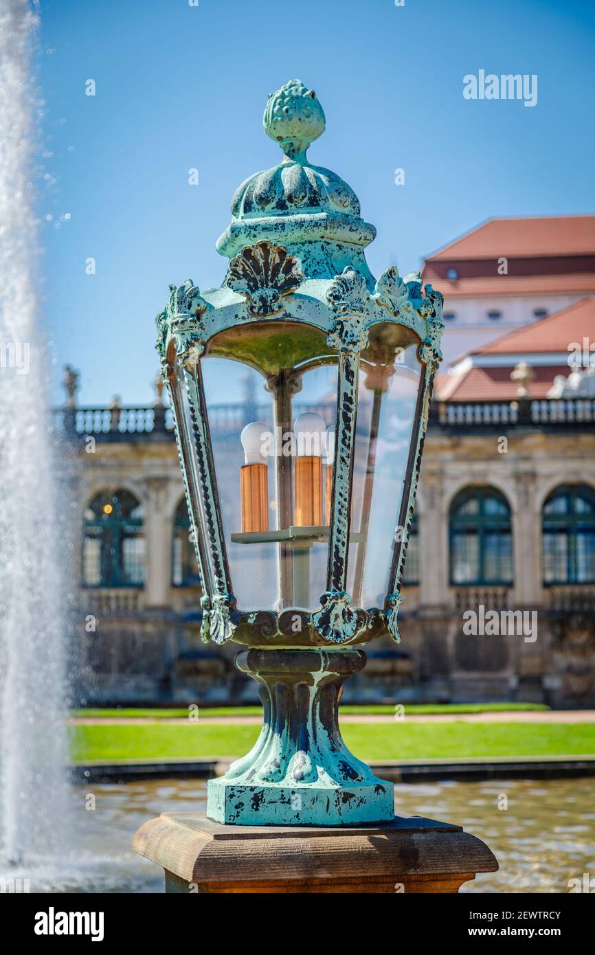 Lussuosa lampada da strada antica realizzata in metallo nero. Stile raffinato, forgiatura. Foto Stock