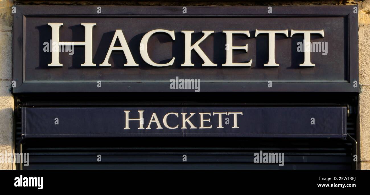 Hackett negozio di abbigliamento di lusso segni in bianco scritta contro a.  Sfondo blu Paseo de Pereda Santander Cantabria Spagna chiuso tenda Foto  stock - Alamy
