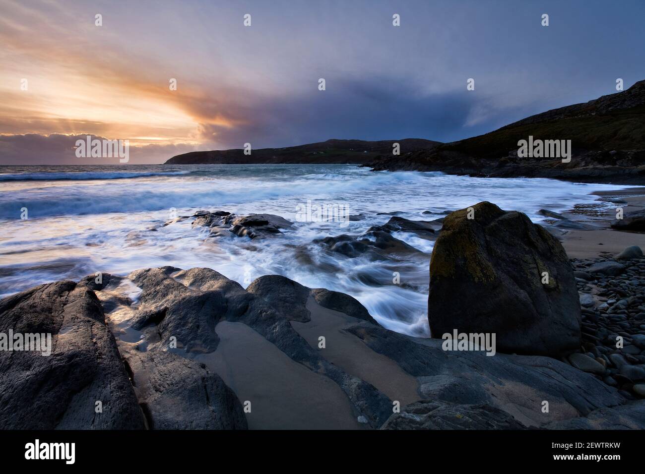 Il sole tramonta sulla penisola irlandese di Mizen Head, vista dalla spiaggia di Barleycove vicino a Crookhaven a West Cork sulla Wild Atlantic Way. Foto Stock