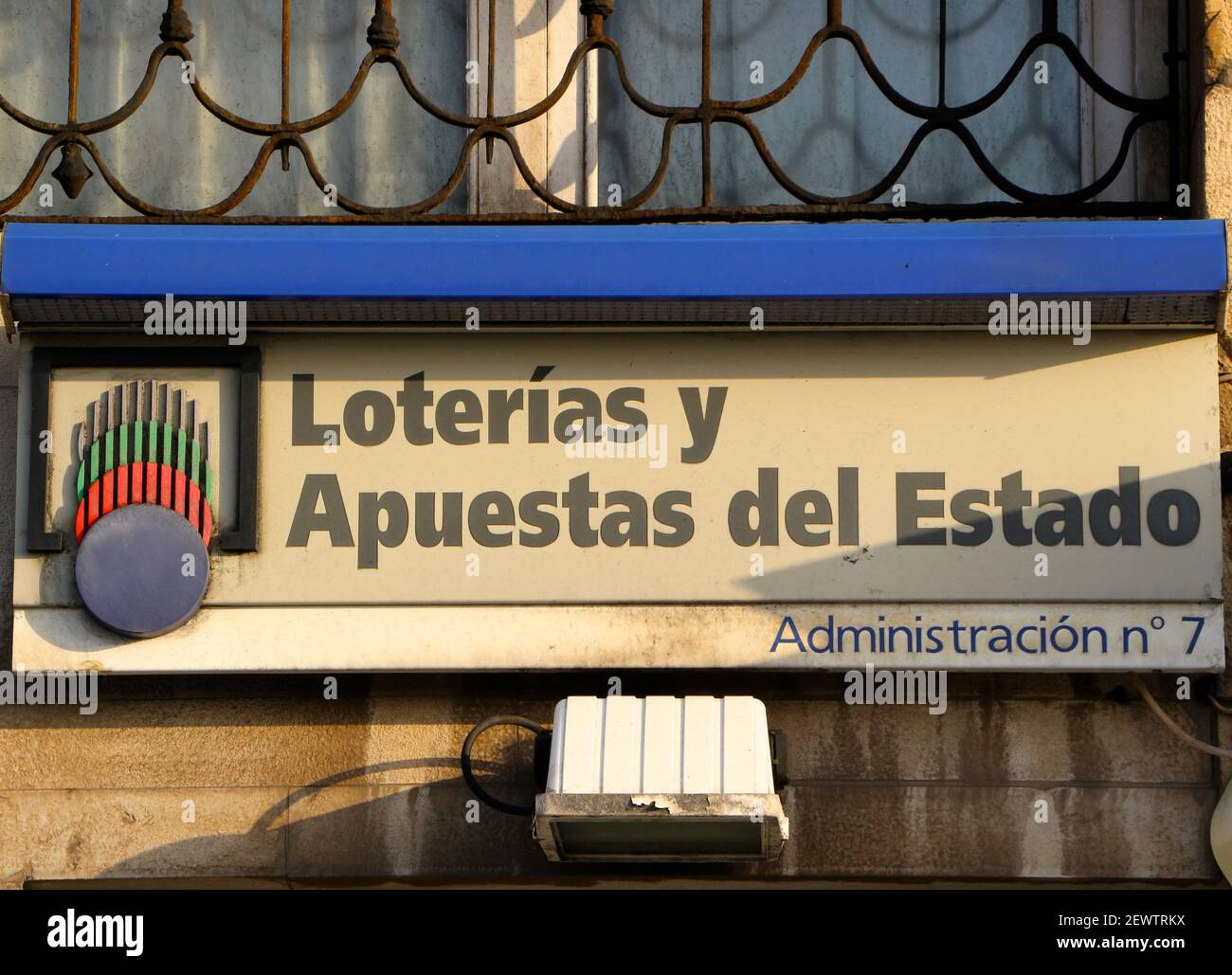 Firma sopra l'ingresso per una vendita di Lotteria Nazionale Spagnola Negozio Paseo de Pereda Santander Cantabria Spagna Foto Stock