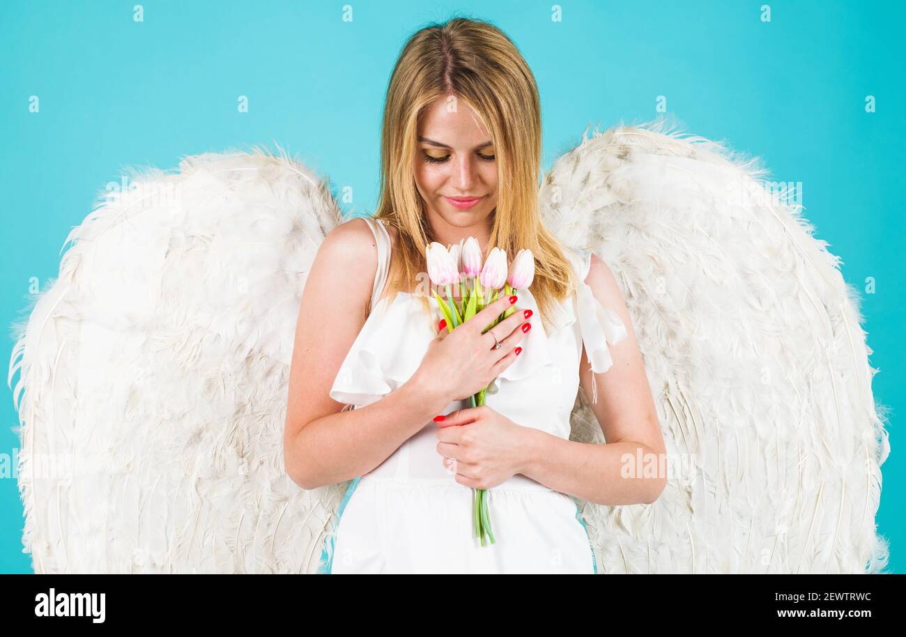 Valentines ragazza con fiori. Angelo donna con ali bianche. Cupido di San Valentino. Foto Stock