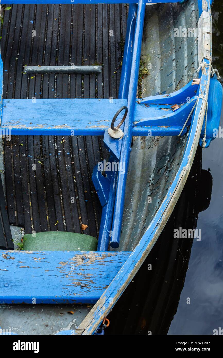 Vista astratta di una barca da pesca sulla riva di Lough Leane, Killarney, County Kerry, Irlanda. Foto Stock
