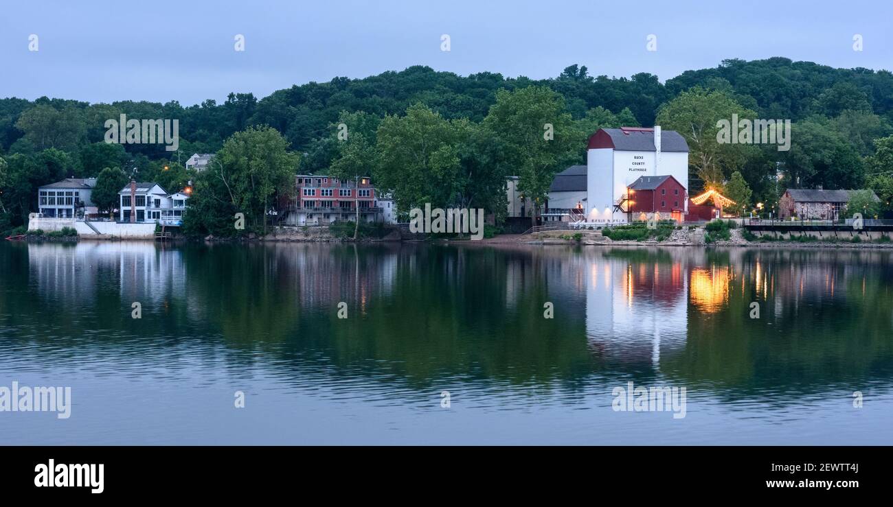 Una vista mattutina di parte di New Hope, Pennsylvania, sul fiume Delaware da Lambertville, New Jersey Foto Stock