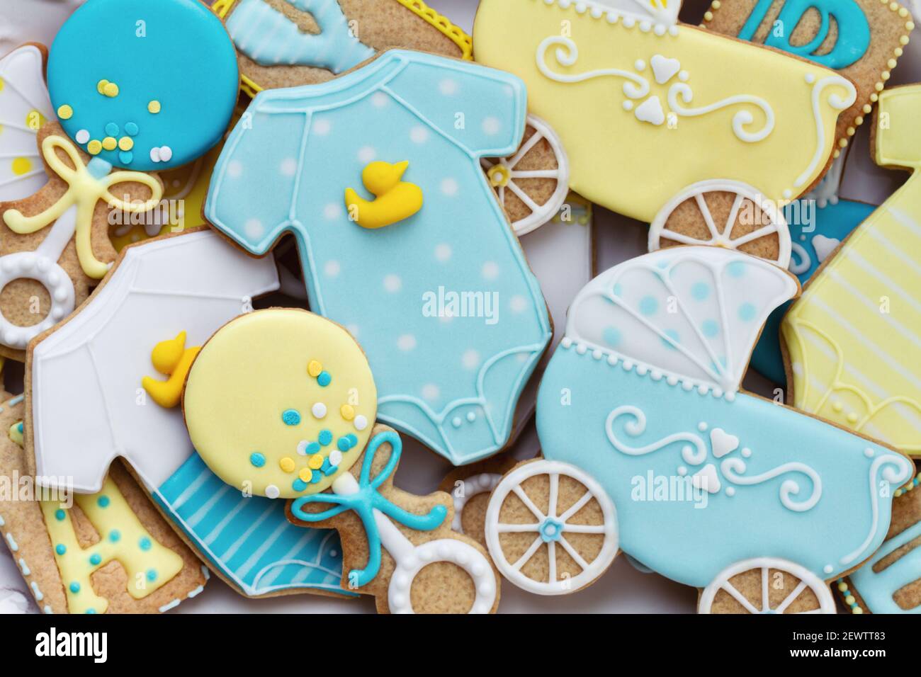 Assortimento di biscotti decorati per doccia per bambini, vista dall'alto Foto Stock