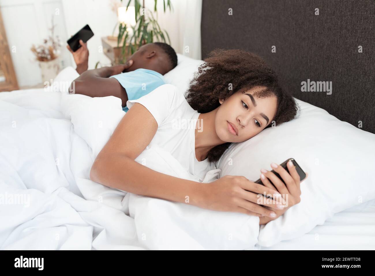 Giorno fuori a letto, dipendenza di gadget e problemi di coppia a causa dei social media online Foto Stock