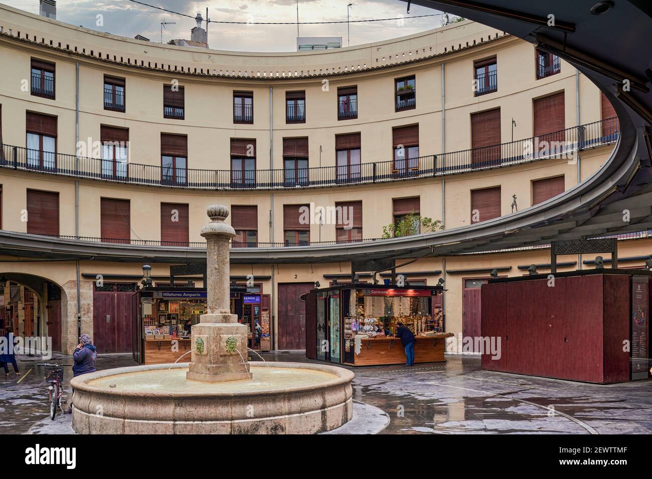 La Piazza rotonda con la fontana nel centro della città di Valencia, Spagna, Europa Foto Stock