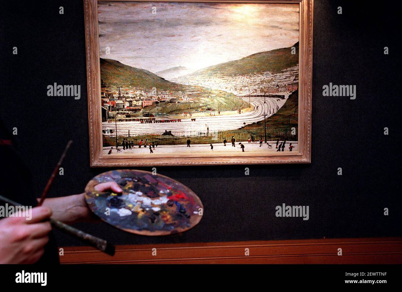 CHRISTIE'S HA SVELATO UN 1,000,000 ¿LS LOWRY DIPINTO 'IX OCT 2000 CAMPANE, LA VALLE DI RHONDDA.'IL PIÙ GRANDE LAVORO DI LOWRY MAI ALL'ASTA Foto Stock