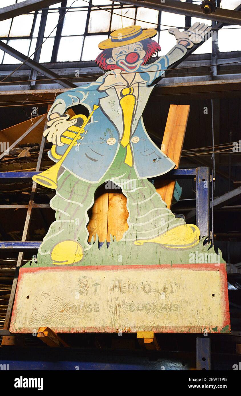 Olde buone cose, Scranton Pennsylvania. Immagini di un'antica architettura e di un'attività di recupero architettonico... le immagini includono ferramenta, porte, ferro decorativo, vetrate, statue di marmo, taglio del circus, pubblicità, giostre del parco divertimenti, recinzioni decorative in ferro battuto, recinzioni in ferro battuto, Bollards, ancoraggi, vecchie biciclette, pompa per pozzi di ferro, carnevale cavalcare gli animali, grandi cani e ruote industriali in metallo, elefanti rosa, cupola della Chiesa , un grande gruppo nostalgico di oggetti che stiggiscono visioni di case infestate, e ogni sorta di cose spooky. Foto Stock
