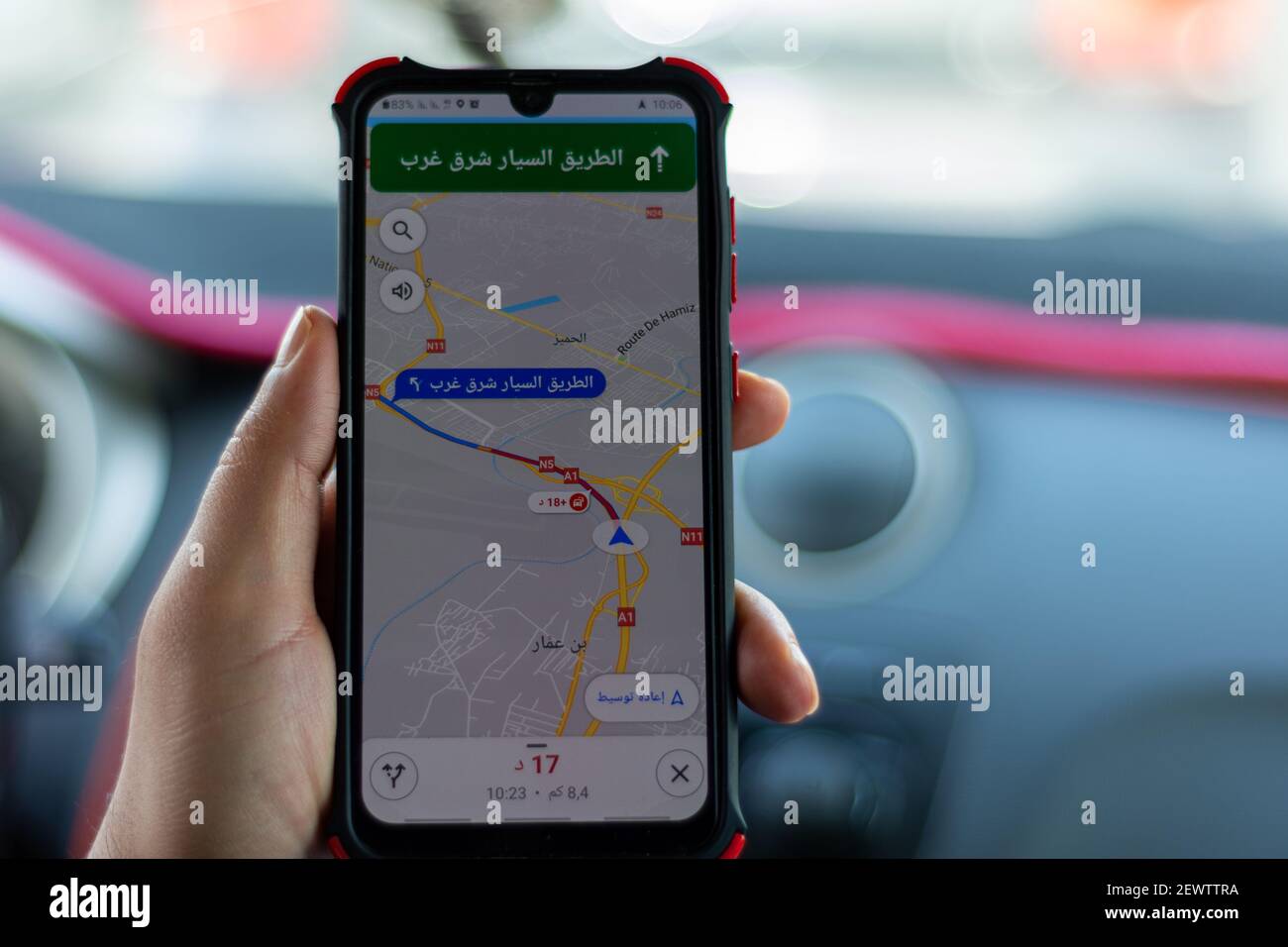 Primo piano con la mano maschile che tiene lo smartphone utilizzando l'app Maps Foto Stock