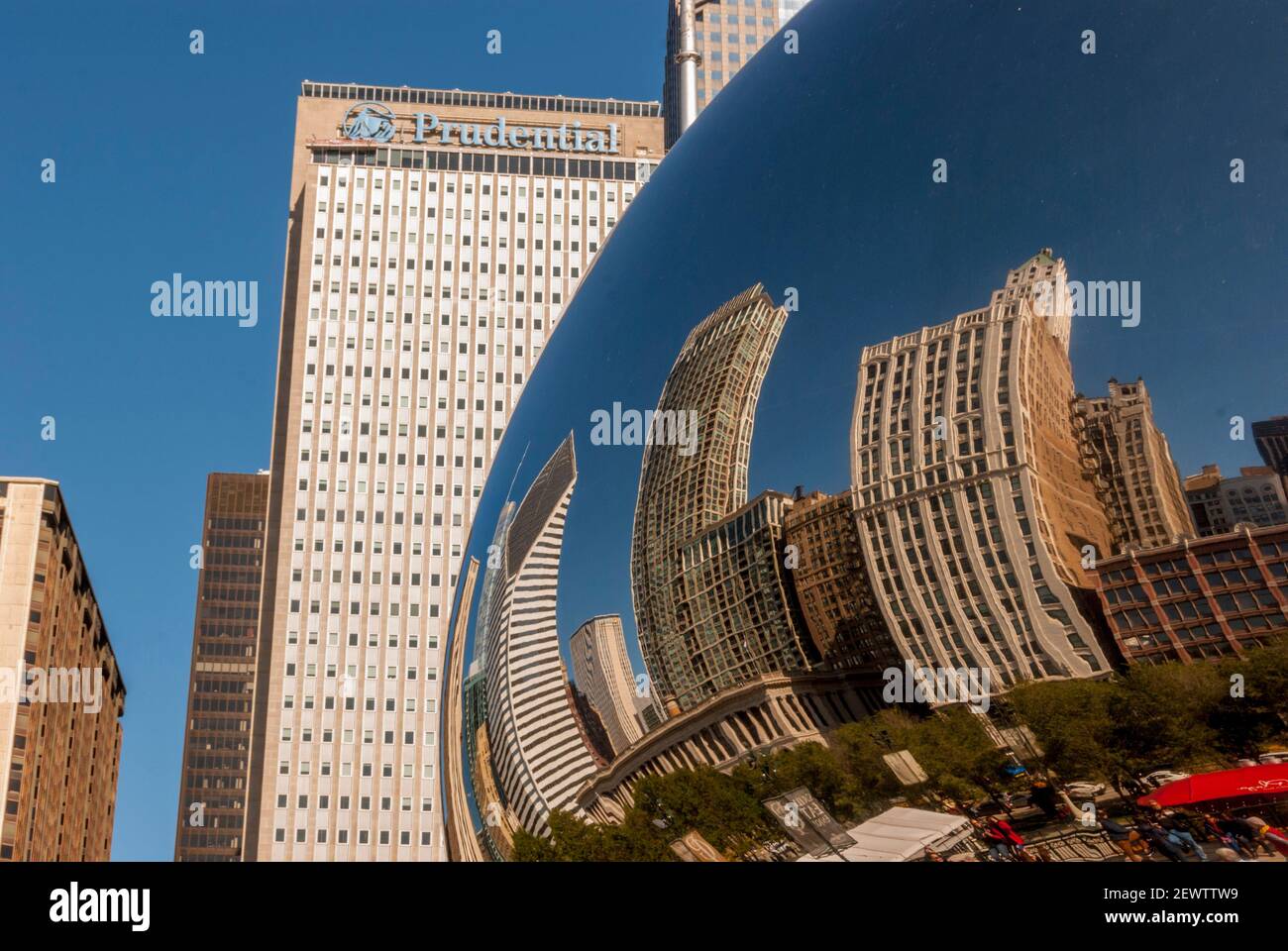 Lo skyline di Chicago si riflette nella superficie specchiata di Cloud Gate, un'enorme scultura a forma di fagiolo realizzata dall'artista britannico di origine indiana Sir Anish Kapoorr Foto Stock