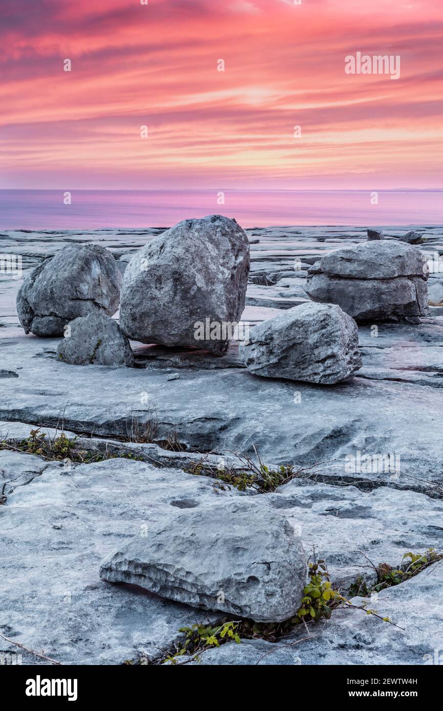 La costa di Burren vicino al villaggio di Fanore, Contea di Clare, Irlanda. Molte parti del Burren hanno grandi aree di pavimentazione di pietra calcarea. Foto Stock