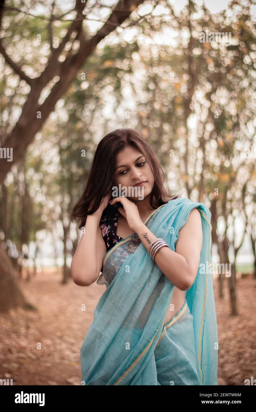 Niente fa sembrare una ragazza indiana bella come un saree. Foto Stock